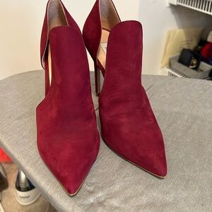 Reddis/burgundy suede pumps